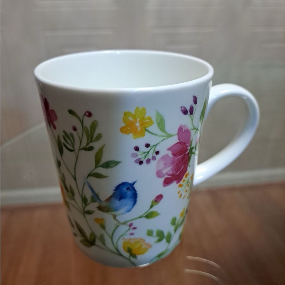 - Brand New Beutiful Multicolor Floral Stechcol Mug .
